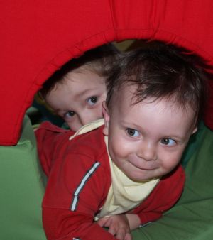 Jaron klettert im Kinderzimmer mit Tom